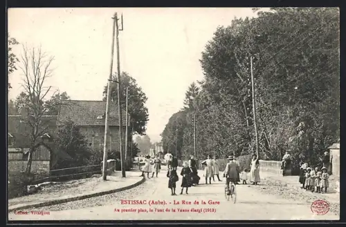 AK Estissac /Aube, La Rue de la Gare avec le Pont de la Vanne élargi, 1913