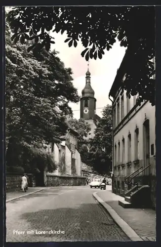 AK Hof /Saale, Pfarr mit Lorenzkirche, Strassenpartie