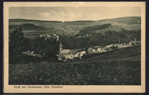 AK Neuhausen /Dresden, Ortsansicht mit Kirche und umliegender Landschaft