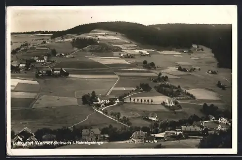 AK Warmensteinach /Fichtelgebirge, Ortsansicht mit Feldern und umliegender Landschaft
