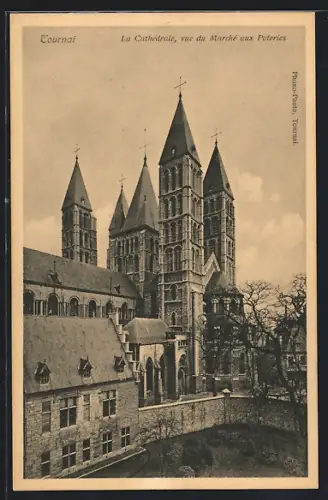 AK Tournai, La Cathédrale, vue du Marché aux Poteries