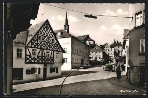AK Münchberg /Ofr., Strassenpartie mit Geschäften