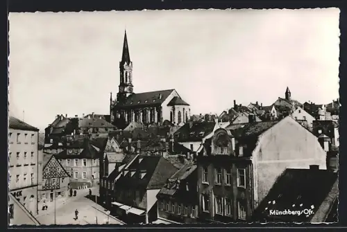 AK Münchberg /Ofr., Strassenpartie mit Kirche