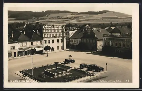 AK Susice na Sumave, Strassenpartie mit Brunnen