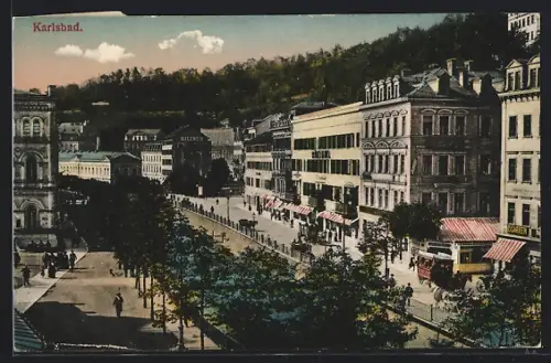 AK Karlsbad, Strassenpartie mit Geschäften u. Promenade aus der Vogelschau