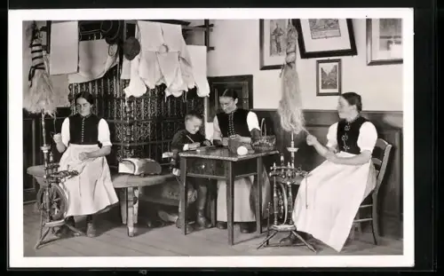 AK Frauen in Trachten in einer Schwarzwälder Spinnstube