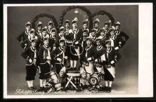 Künstler-AK München, Schäfflertanz - Reifschwung-Gruppe 1949