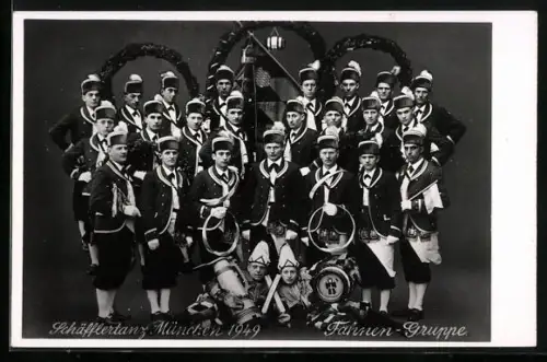 AK München, Schäfflertanz 1949, Fahnengruppe