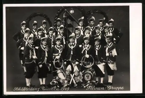 AK München, Schäfflertanz 1949, Fahnengruppe