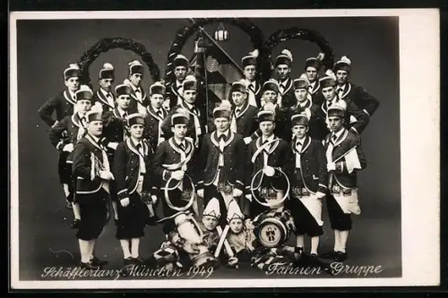 AK München, Schäfflertanz 1949, Fahnengruppe