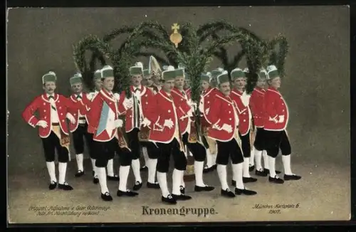 AK München, Schäfflertänzer der Kronengruppe posieren in Uniform, Volkstanz
