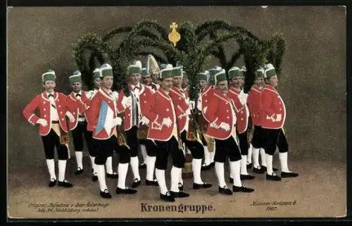 AK München, Schäfflertänzer der Kronengruppe posieren in Uniform, Volkstanz