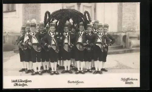 AK München, Schäfflertanzgruppe des Städt. Waisenhauses (Gartenhaus)