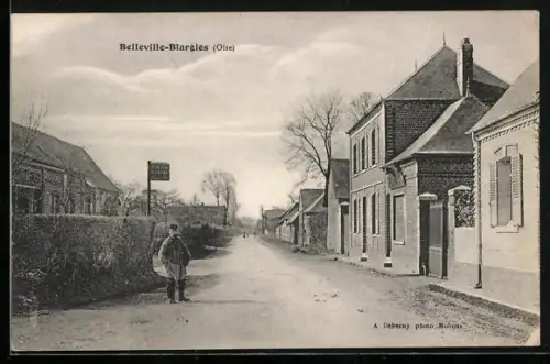 AK Belleville-Blargies, Ortspartie mit Briefträger