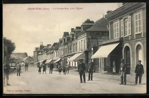 AK Charleval, La Grande-Rue, prés l'Eglise