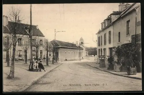 AK Bonneuil, Rue de l`Église avec enfants jouant sur la place