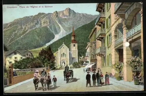 AK Chamonix, place de l`église et le Brévent, des personnes à pied et à cheval sur la place