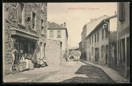 AK Bourg-de-Thizy, Grande-Rue, Strassenpartie im Sonnenschein