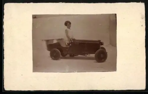 Foto-AK Kind mit einem Spielzeug-Auto