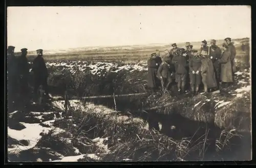 Foto-AK Waffenstillstand 1917, Russische Soldaten an einem Bach, Soldatenverbrüderung