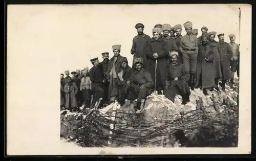 Foto-AK Waffenstillstand 1917, Russische Soldaten im Schnee, Soldatenverbrüderung