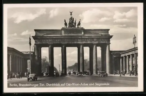 AK Berlin, Autodurchfahrt durchs Brandenburger Tor, Blick auf Ost-West-Achse und Siegessäule