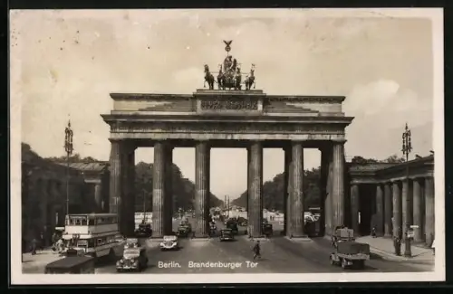 AK Berlin, Autos fahren durch das Brandenburger Tor