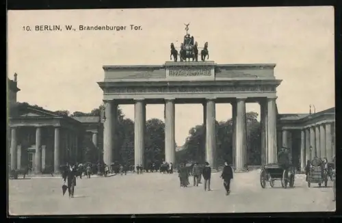 AK Berlin, Brandenburger Tor mit Passanten