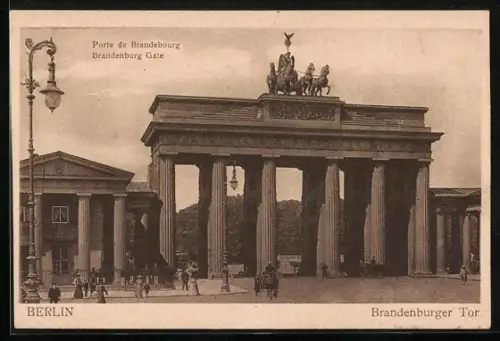 AK Berlin, Brandenburger Tor mit Passanten