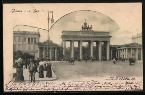AK Berlin, Brandenburger Tor mit Kutschen und Passanten