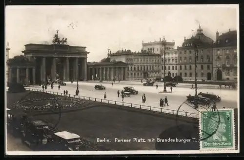 AK Berlin, Brandenburger Tor und der Pariser Platz, Passanten, Automobile
