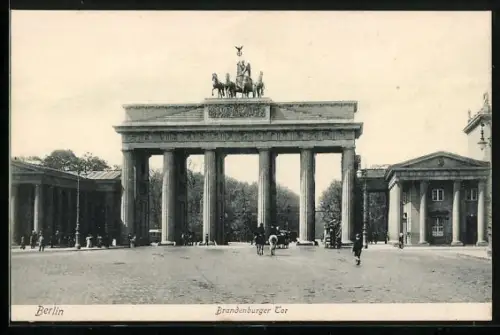 AK Berlin, Brandenburger Tor und Passanten