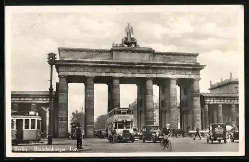AK Berlin, Doppeldeckerbus unter dem Brandenburger Tor