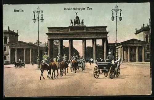 AK Berlin, Soldaten vor dem Brandenburger Tor