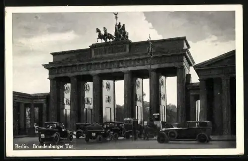 AK Berlin, Strassenverkehr am Brandenburger Tor, Quadriga
