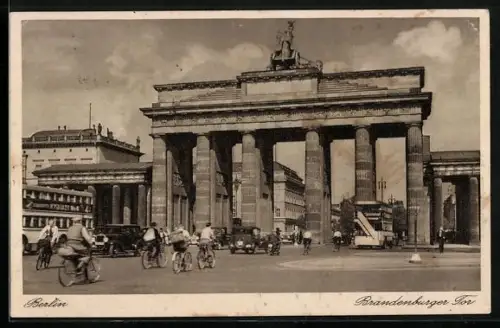 AK Berlin, Verkehr durch das Brandenburger Tor, Fahrradfahrer