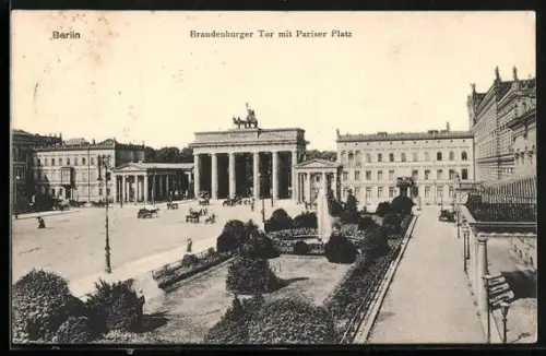 AK Berlin, Brandenburger Tor mit Pariser Platz und Fontäne