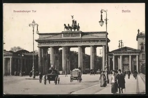 AK Berlin, Passanten am Brandenburger Tor