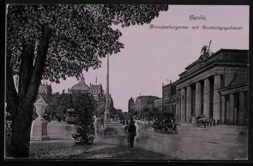 AK Berlin, Brandenburger Tor mit Reichstagsgebäde und Automobil