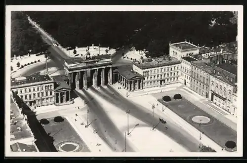 AK Berlin, Brandenburger Tor vom Flugzeug aus