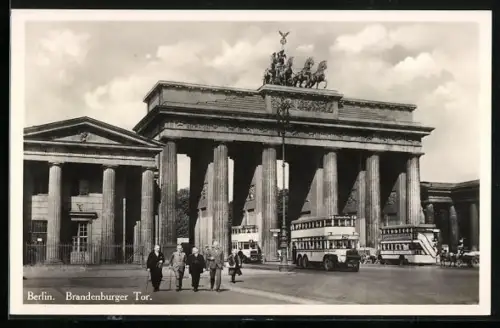 AK Berlin, Omnibusse und Droschken fahren durch das Brandenburger Tor