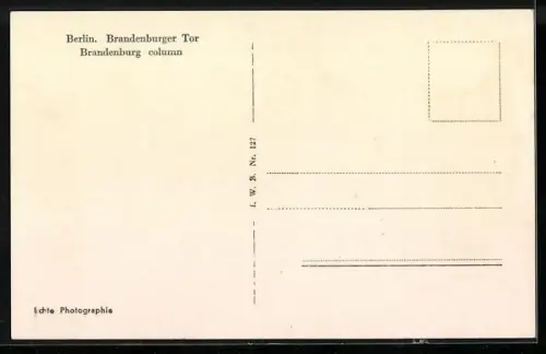 AK Berlin, Omnibusse und Droschken fahren durch das Brandenburger Tor