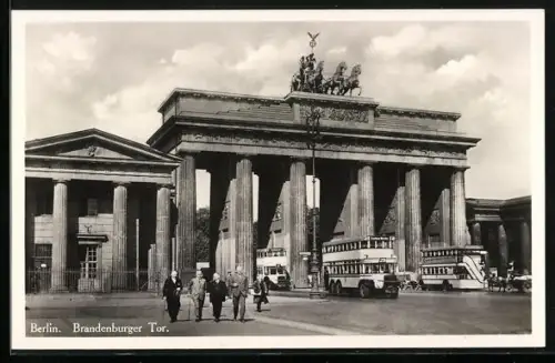 AK Berlin, Omnibusse und Droschken fahren durch das Brandenburger Tor