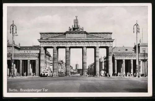 AK Berlin, Blick durch das Brandenburger Tor auf den Pariser Platz