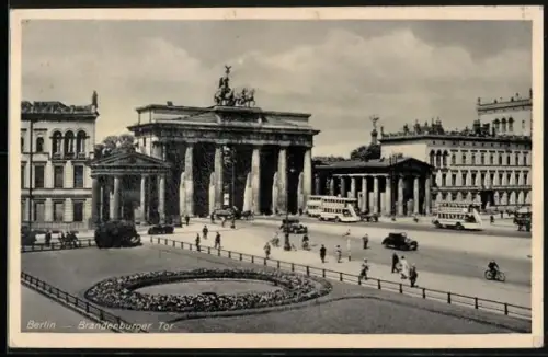 AK Berlin, Brandenburger Tor mit Bussen und Passanten