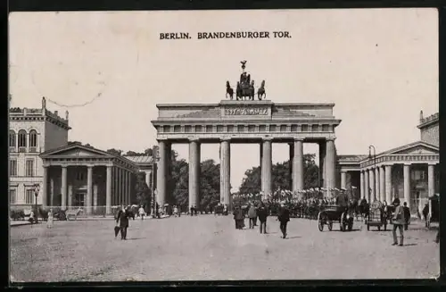 AK Berlin, Brandenburger Tor mit Soldaten