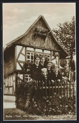 AK Ruhla, Alte Schleifkote mit Ruhlaer Kindern