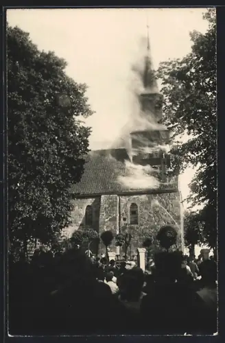 Foto-AK Kellinghusen, Löscharbeiten beim Brand der Kirche