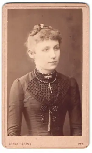 Fotografie Ernst Hering, Berlin, Oranienstr. 155, Porträt einer jungen Frau