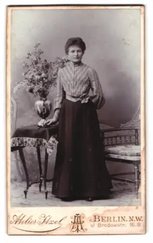 Fotografie Atelier Itzel, Berlin, Bredowstr. 16, Porträt einer Dame neben einem Blumengesteck